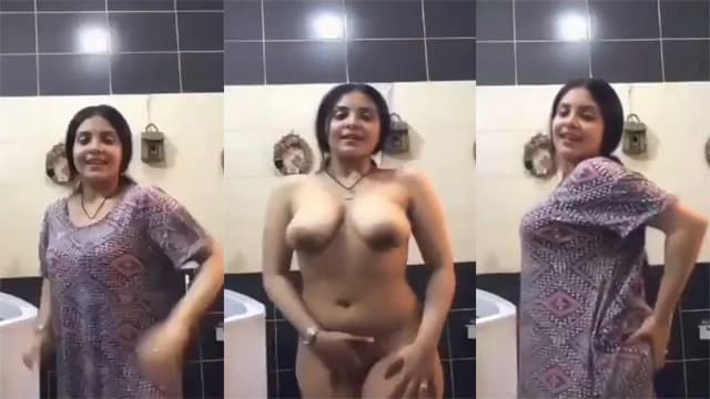 Sexy mother shows her pussy on video HD