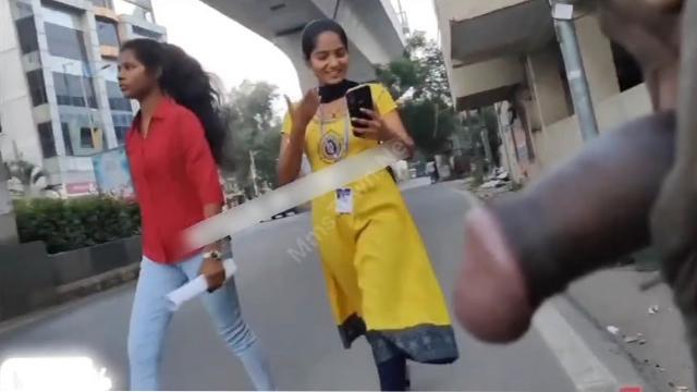 Guy Flash Cock – Infront Of College Girls Leak